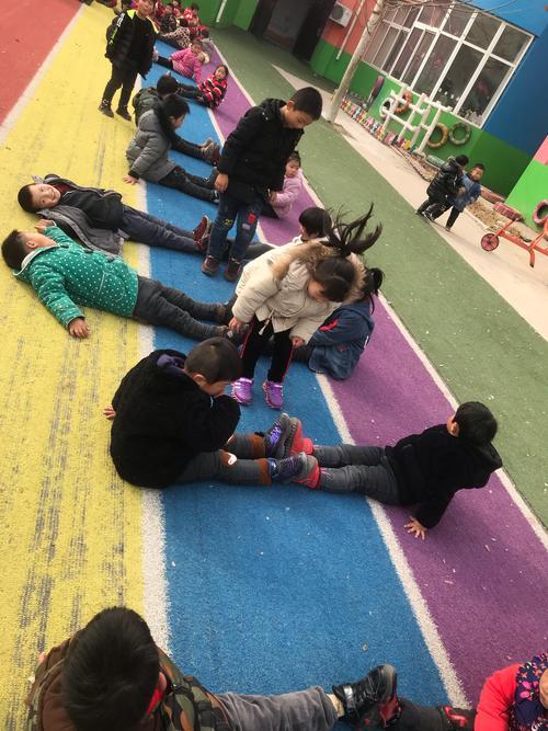 中班户外游戏100例(求几个幼儿园室外小游戏)