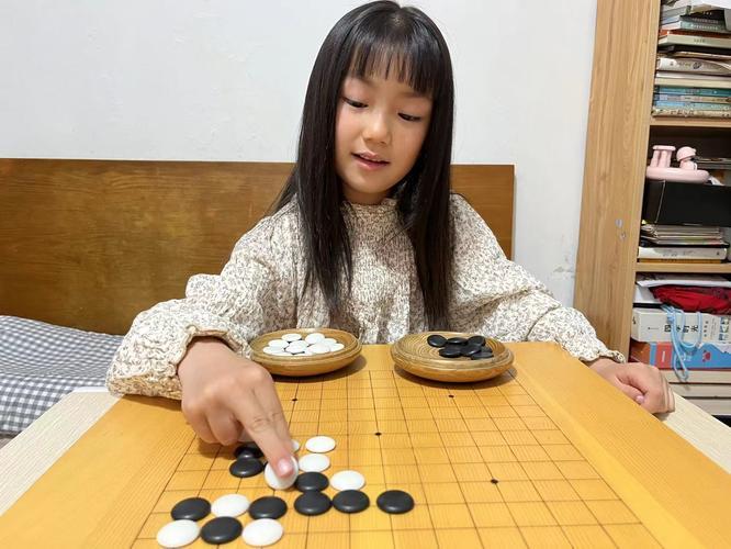 棋弈无限：围棋(孩子学围棋三年现在是业余二段，是继续请老师教课还是不学了就做为他的业余爱好呢)