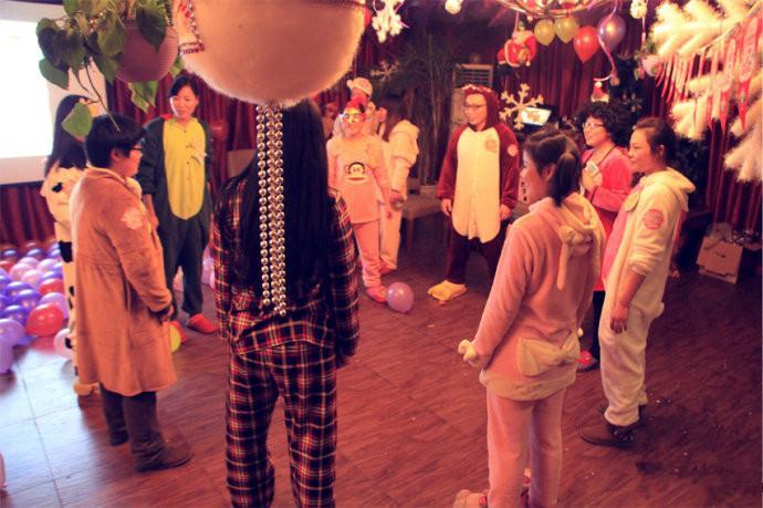 年会互动搞气氛游戏(适合在年会上玩的小游戏？)