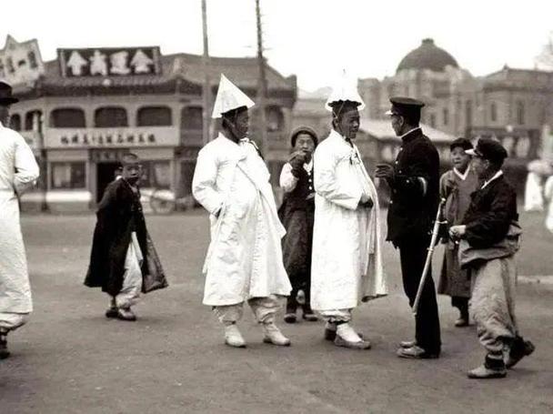南洋之华人崛起(20世纪30年代＂西化论＂受到严重挑战的历史背景是什么？)