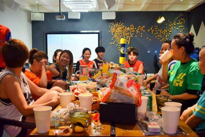 10人左右聚会小游戏(适合聚会时玩的40个小游戏)